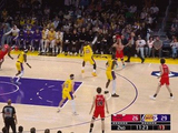 自信出手！河村勇辉接球迎着詹姆斯直接命中三分球