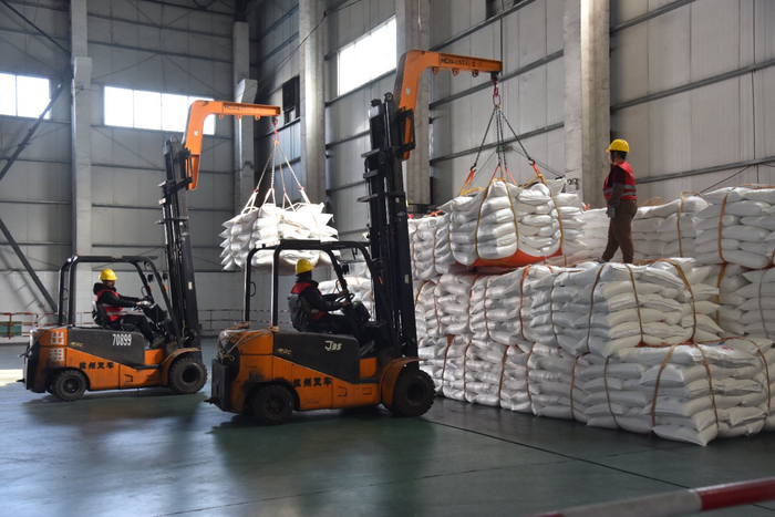 员工马不停蹄赶工装运。李艳芳 摄