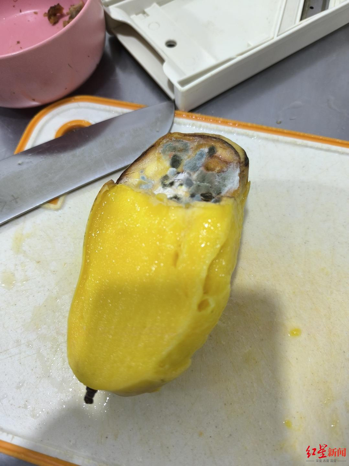 　▲2月4日，谨食门店，一颗用于制作燕麦酸奶的芒果已发霉