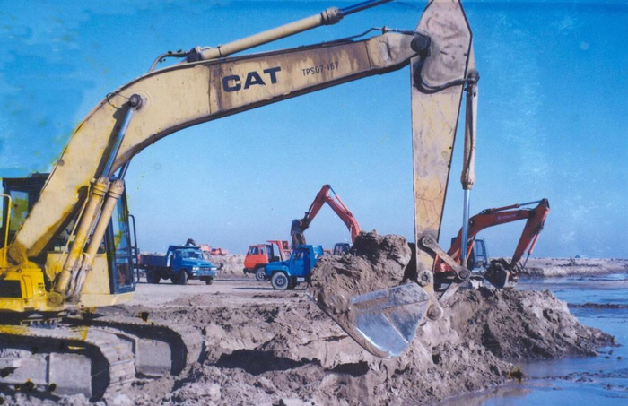 1997年11月黄河口挖河固堤在利津崔庄控导启动（黄河河口管理局提供）