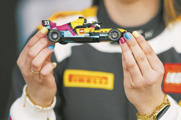             商贸区内精致的赛车模型 本报记者  李铭珅  摄          