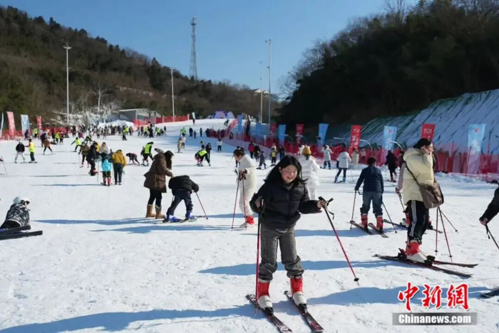 盱眙第一山滑雪场热闹非凡，人气爆棚。盱眙县委宣传部供图