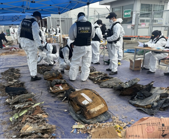 2月26日，韩国警方对济州航空失事客机残骸进行重新调查。图源：韩媒