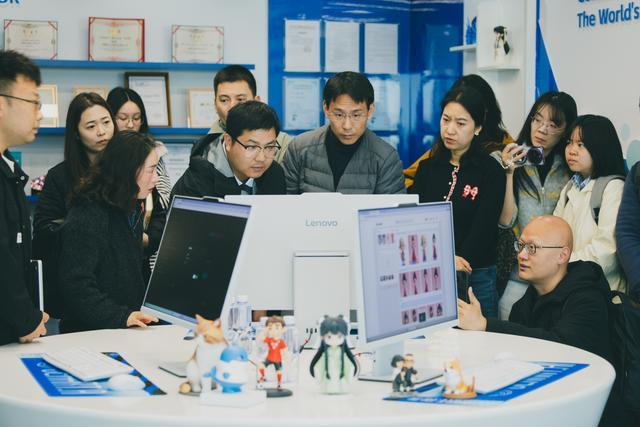 工作人员向媒体记者介绍产品 张建 摄