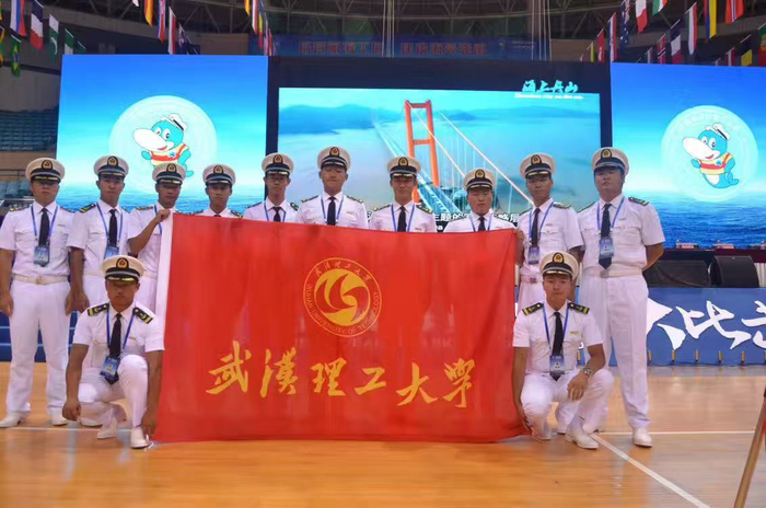 刘熠文（化名）二排右三