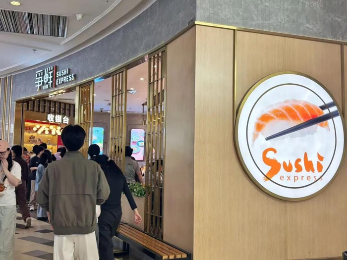 争鲜寿司门店/盐财经李含章 摄