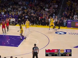 活力十足！詹姆斯篮下1抢3拼到前场篮板 随即补篮得手
