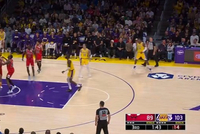 活力十足！詹姆斯篮下1抢3拼到前场篮板 随即补篮得手