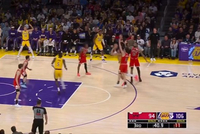 难受！东契奇钻人缝长抛投命中&amp;先犯规不算 雷迪克&amp;詹姆斯抱怨