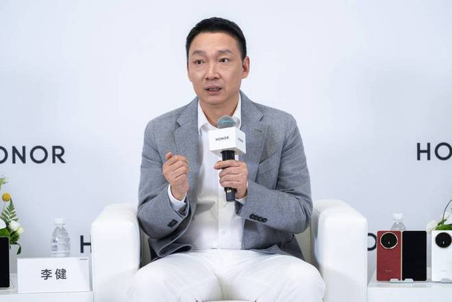 李健在媒体采访中直面荣耀困境。图片来源：荣耀提供