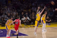 外线开炮！吉迪侧翼三分再中 率队迫近比分打停湖人