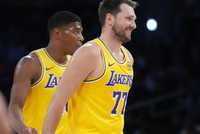 仙人指路！东契奇过大海甩传底角 八村塁三分冷箭命中公牛心脏