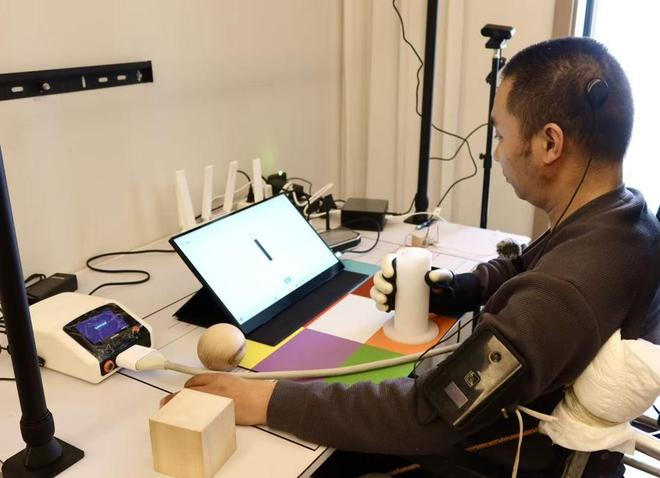 受试者在植入脑机接口后，经过训练，上肢功能不断恢复。（受访者供图）