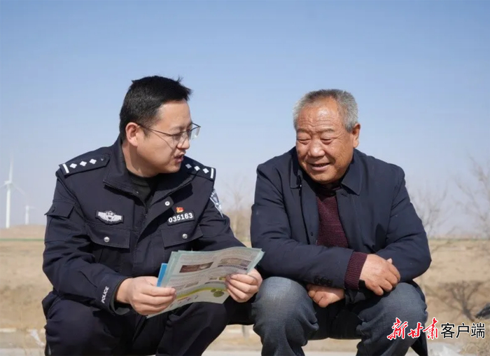 喜泉派出所民警深入田间地头，开展防火防盗防诈与春耕生产安全宣传。本文图片均由白银市公安局提供
