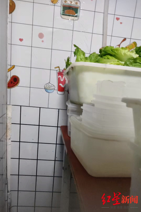 　▲蔓味轻食门店，放在厕所门附近的生菜