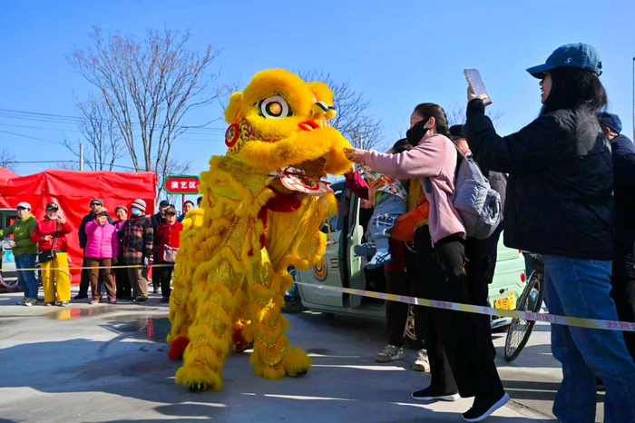 大集上，游客观看舞狮表演。记者 常鸣/摄