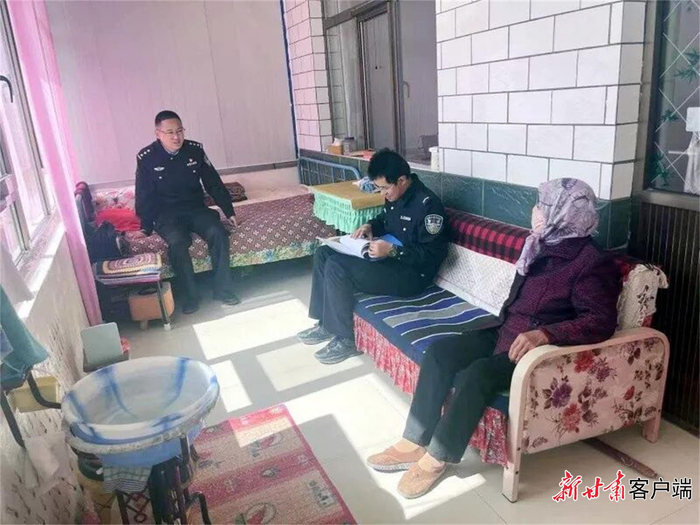喜泉派出所民警入户调研。