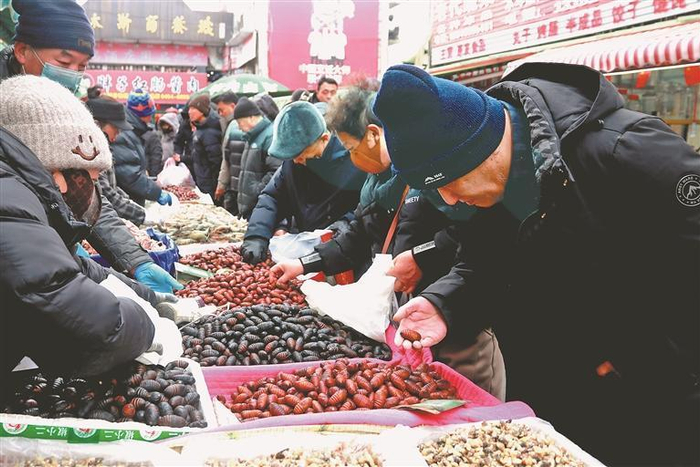     市民选购商品。