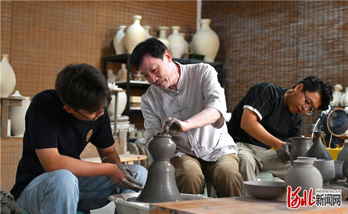 2025年7月2日，国家级非遗代表性项目邢窑陶瓷烧制技艺代表性传承人张志忠（右）指导学生创作。 河北日报记者 赵永辉摄