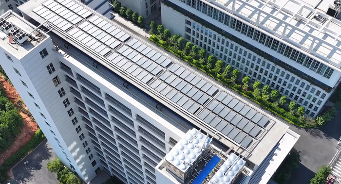 △肇庆德庆冠旭电子有限公司厂区屋顶上的光伏板。图源 德庆发布