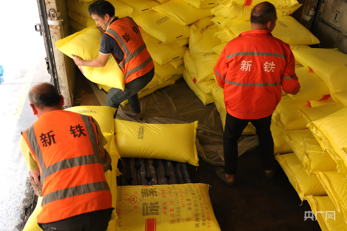 龙岩东站工作人员正在进行卸车作业（央广网发  刘鑫根  摄）