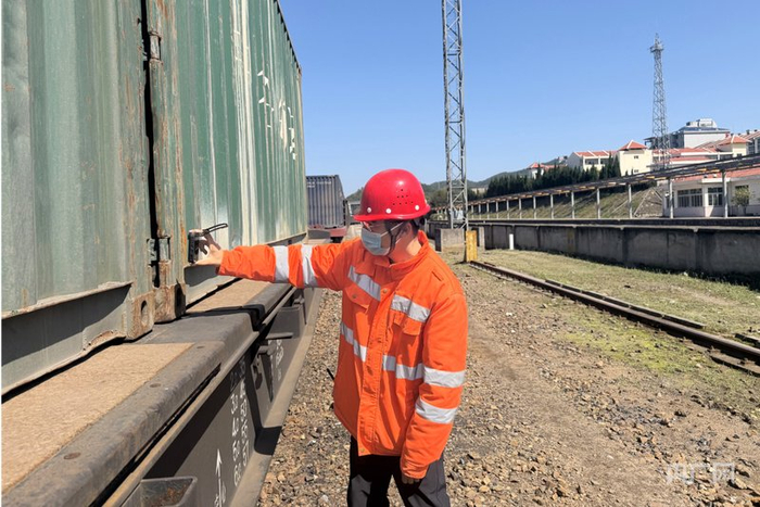 福州铁路物流公司工作人员正在检查集装箱装载加固情况（央广网发  杨帆  摄）