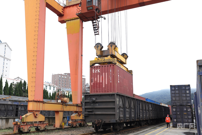 蛟洋站化肥集装箱正在进行装车作业（央广网发  陈霏浒  摄）