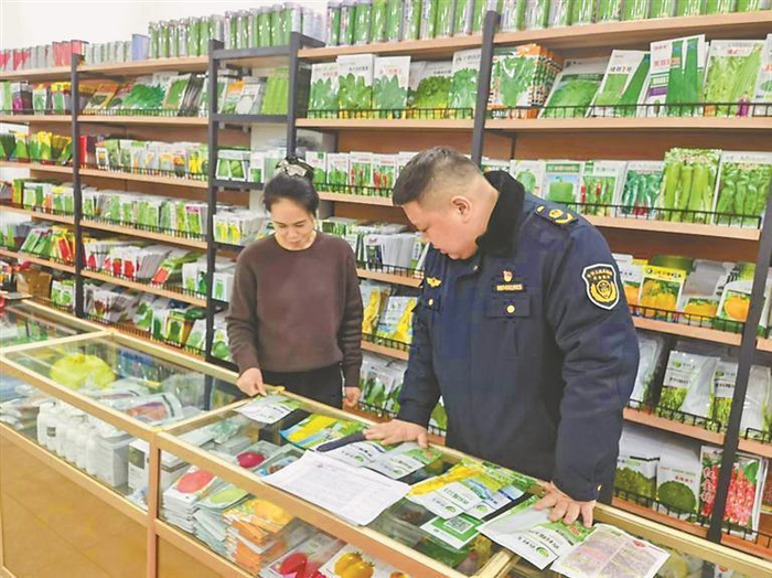     执法人员检查农资产品。