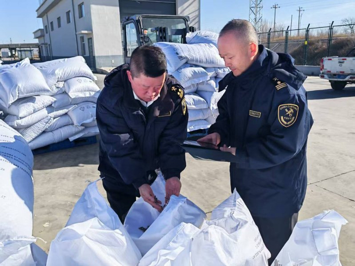 集宁海关关员对出口葵花籽进行现场查验。