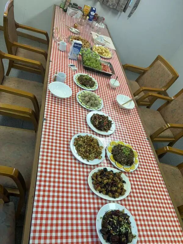 　过年时船员们在船上吃了顿丰盛的年夜饭