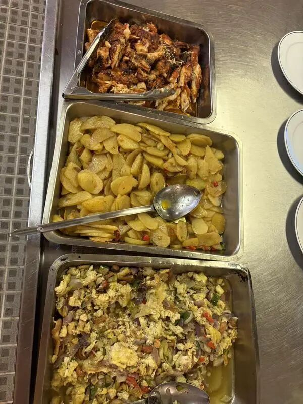 战争开始后，船上的餐食开始减量，以节省物资