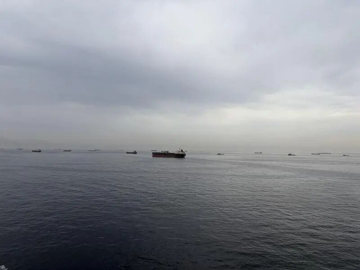 因霍尔木兹海峡关闭，海面等候的船只越来越多