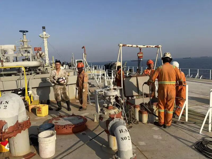 劉軼文船上的船員們在忙碌地工作中