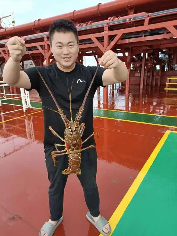 　停泊时，海钓是船员们最喜欢的休闲方式