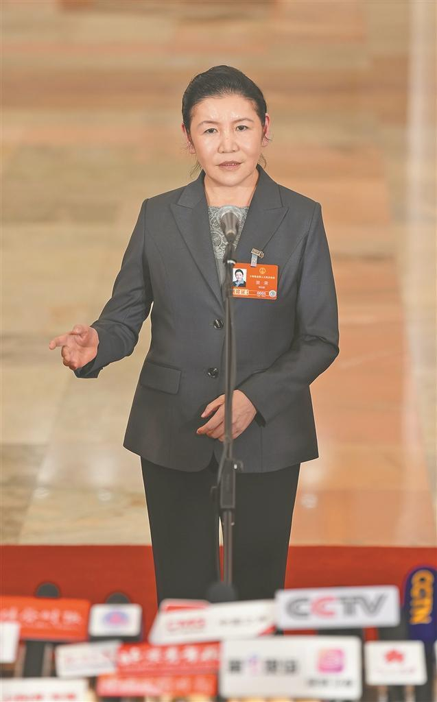     贺荣   新华社发