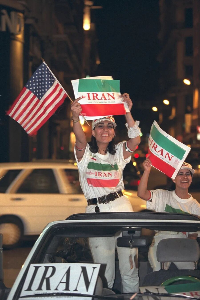 伊朗队在1998年世界杯击败美国队，赛后民众疯狂庆祝