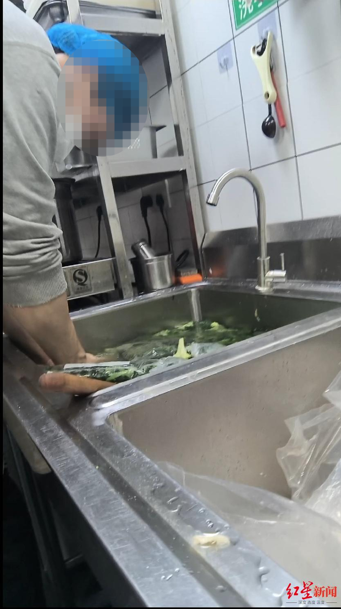 ▲2月25日，超模厨房，煮熟的西兰花和预包装油菜花芯一起泡在洗碗池中