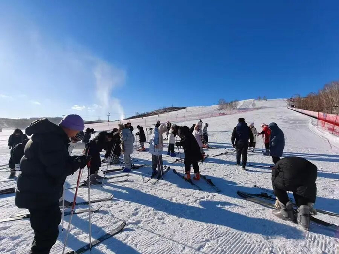呼伦贝尔市首个“雪假”期间，呼伦贝尔牙克石市中小学生在凤凰山滑雪场体验滑雪。新华社发