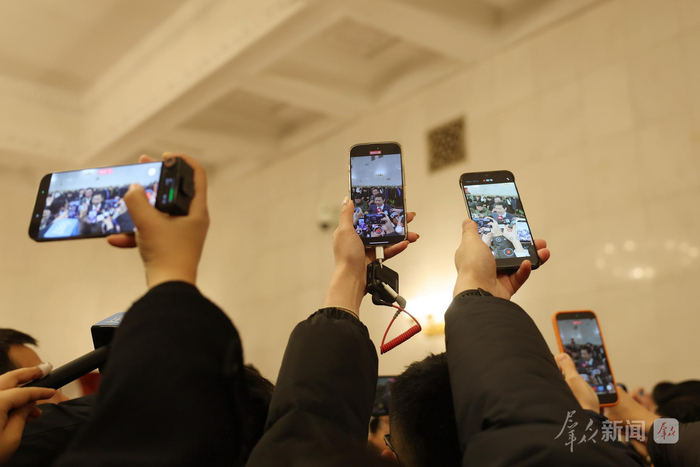 3月5日，十四届全国人大四次会议开幕前，记者在人民大会堂采访雷军代表。