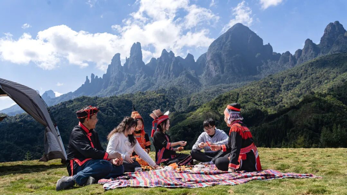 露营欢歌与瑶寨新貌相映，尽显农文旅融合的春日生机。 （罗海梁 盘斌 摄）