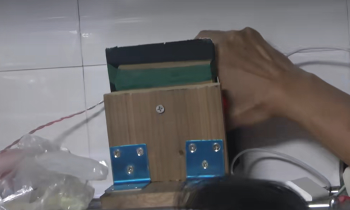 居民为报复邻居在卫生间安装扩音器