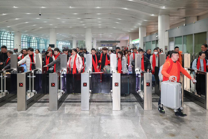 2月11日，枣阳籍务工团体在上海站优先检票进站。新华社记者 王翔 摄