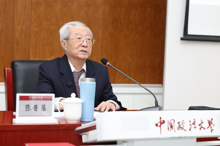 张晋藩先生在授课。新华社发
