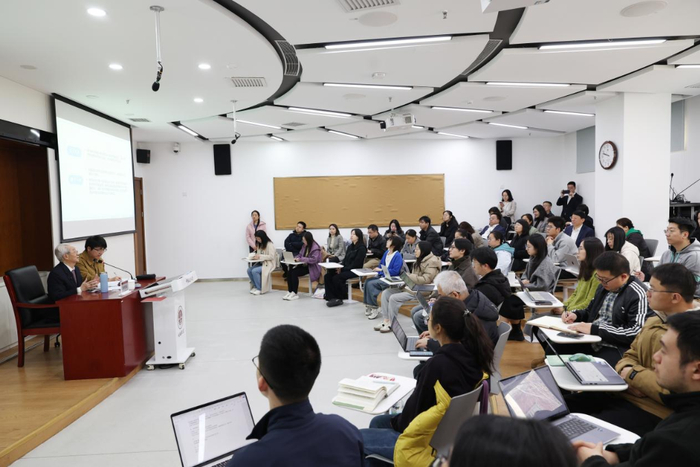 张晋藩先生在授课。新华社发