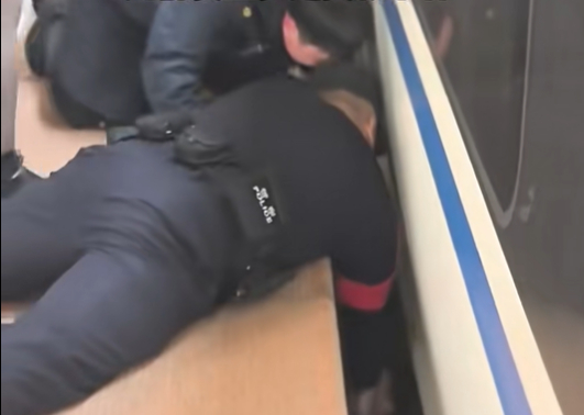 工作人员对跌落幼儿进行施救。图源：视频截图