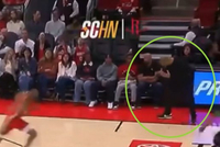 夸张！谢泼德登场14秒丢球 乌度卡弯腰捂脸失望至极！