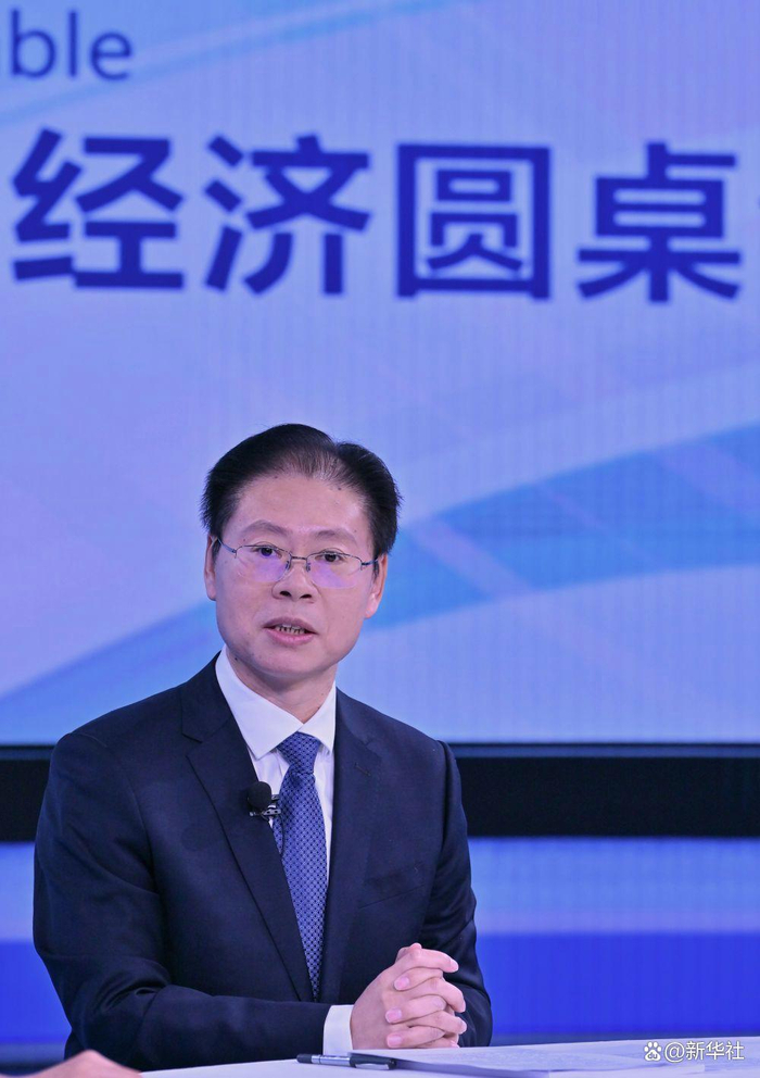 国务院研究室社会司司长刘日红在第二十八期“中国经济圆桌会”大型全媒体访谈节目录制现场发言。新华社记者 孙瑞博 摄