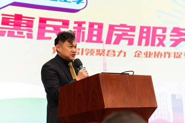 北京房地产中介行业协会会长、北京我爱我家副总经理肖洋宣读倡议书