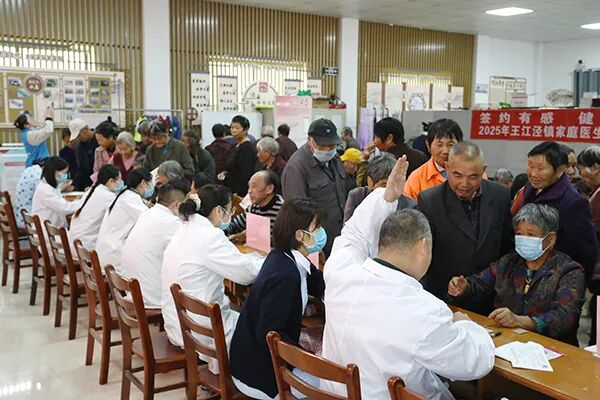 2025年10月23日，在浙江省嘉兴市秀洲区王江泾镇莫家甸村，医生正在为村民开展义诊活动。