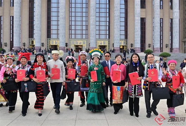 3月12日下午，十四届全国人大四次会议圆满完成各项议程后，在北京人民大会堂闭幕。图为云南省代表团代表走出会场。陈飞 摄